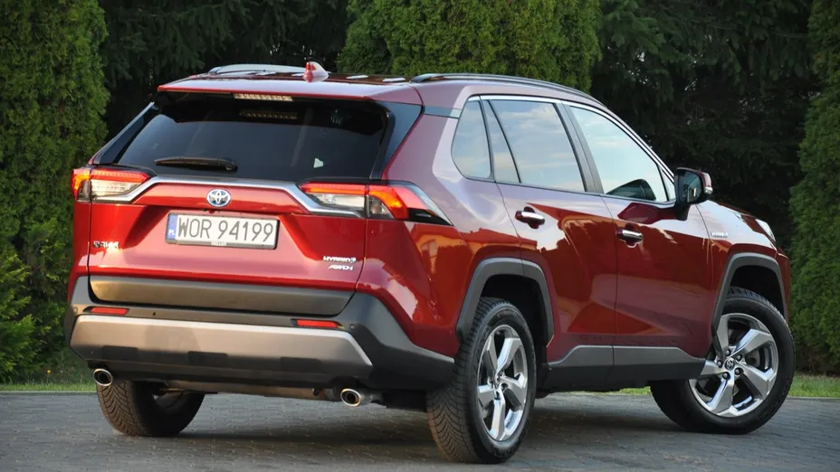 TOYOTA RAV4 -