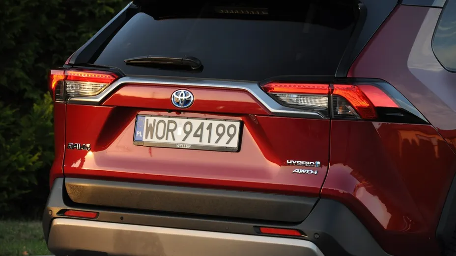 TOYOTA RAV4 -