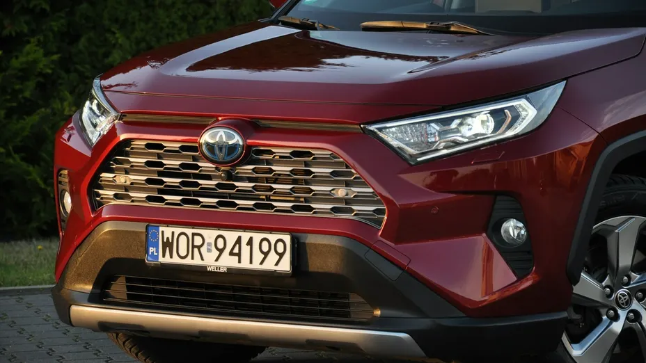 TOYOTA RAV4 -