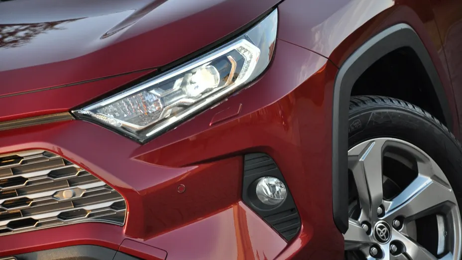 TOYOTA RAV4 -