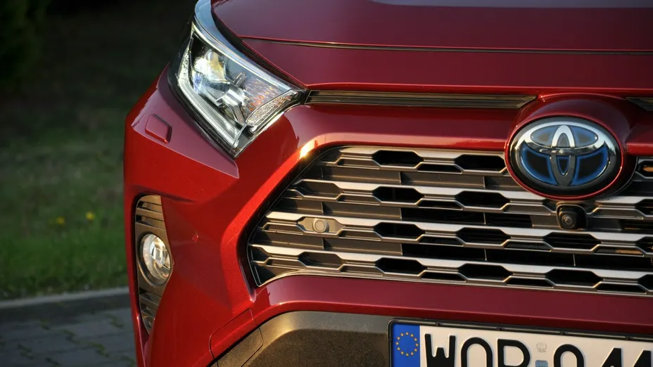 TOYOTA RAV4 -