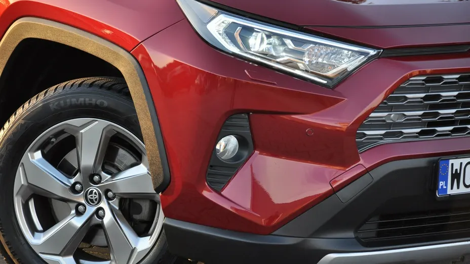 TOYOTA RAV4 -