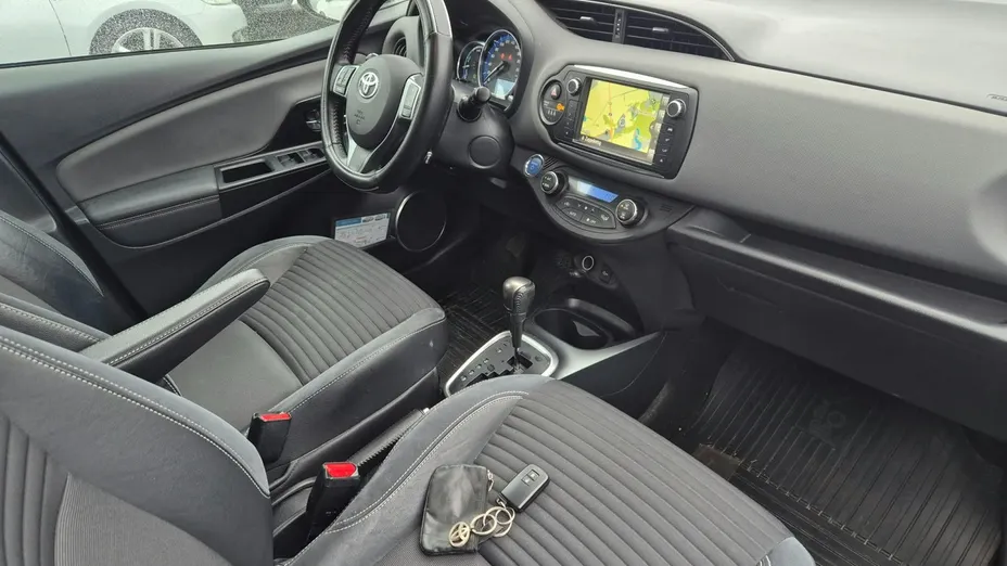 TOYOTA Yaris -