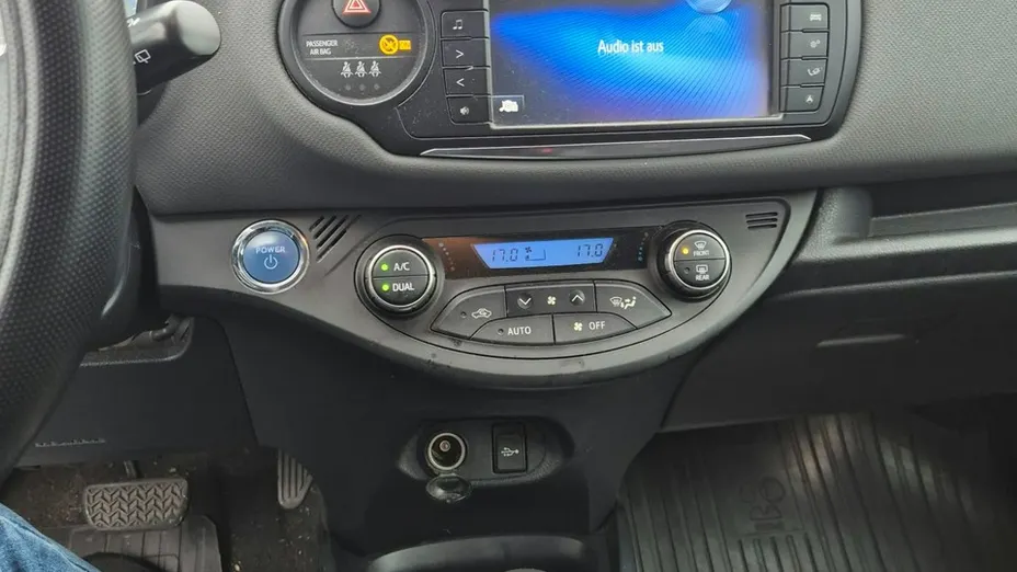 TOYOTA Yaris -