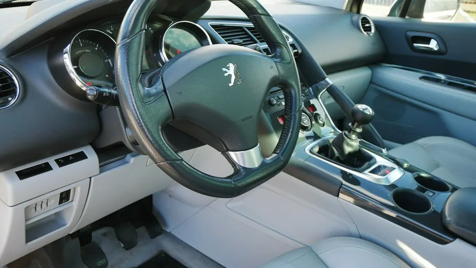 PEUGEOT 3008 -
