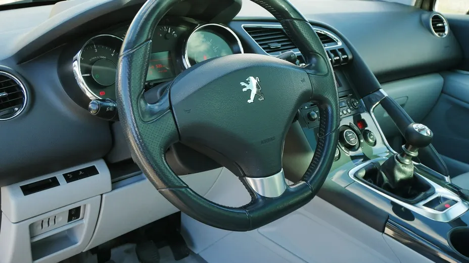 PEUGEOT 3008 -