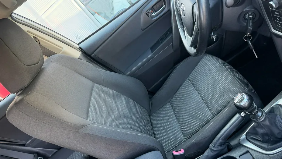 TOYOTA Auris -