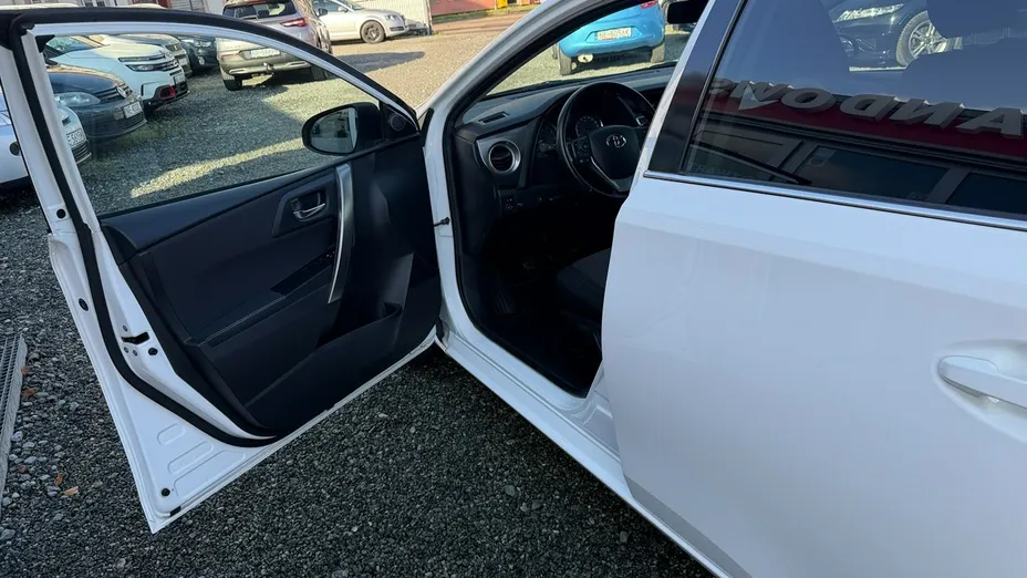 TOYOTA Auris -
