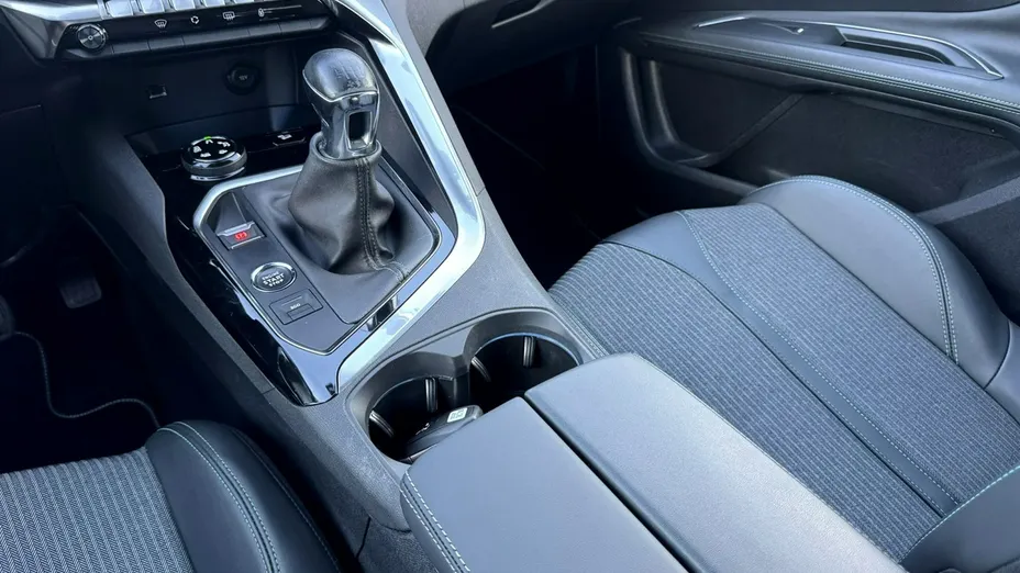 PEUGEOT 3008 -