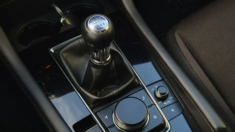 MAZDA 3 -