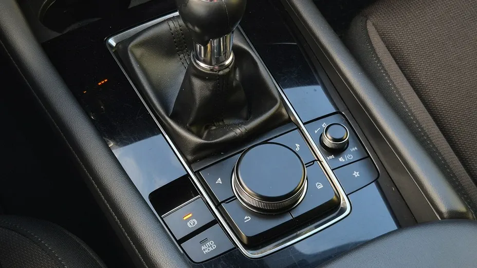 MAZDA 3 -