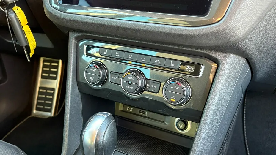 VOLKSWAGEN Tiguan -
