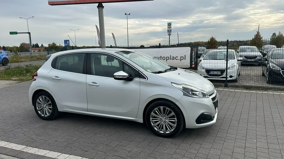 PEUGEOT 208 -