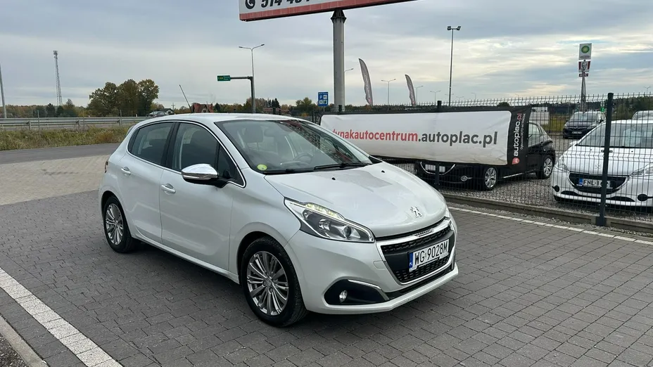 PEUGEOT 208 -