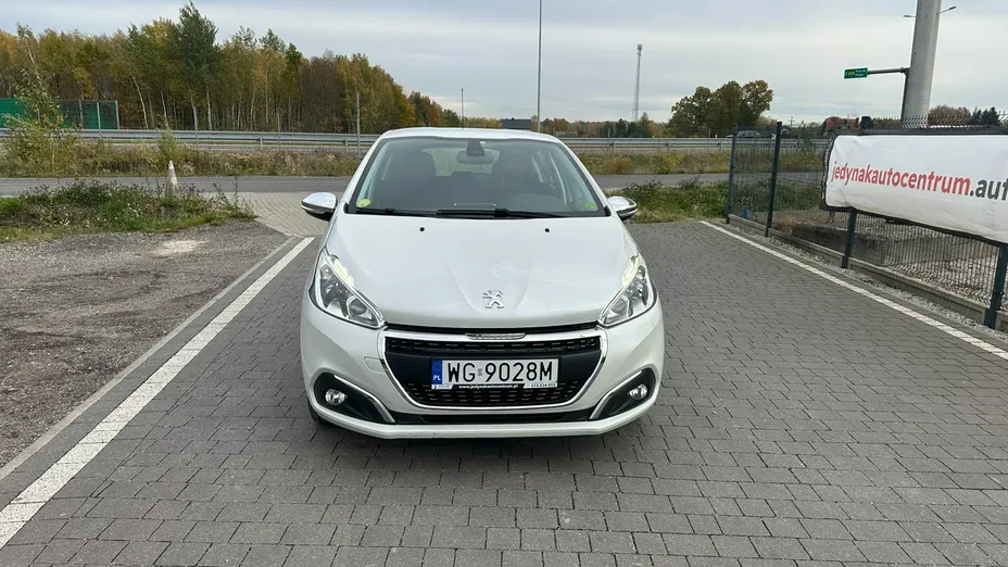 PEUGEOT 208 -