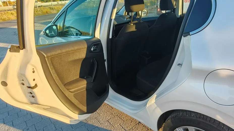 PEUGEOT 208 -