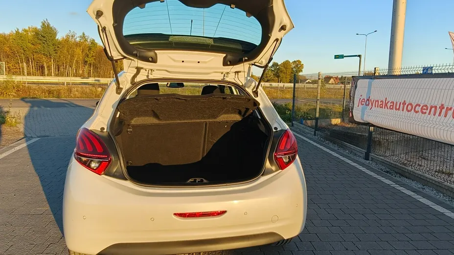 PEUGEOT 208 -