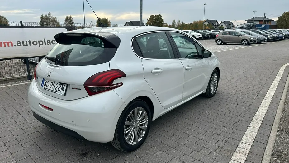 PEUGEOT 208 -