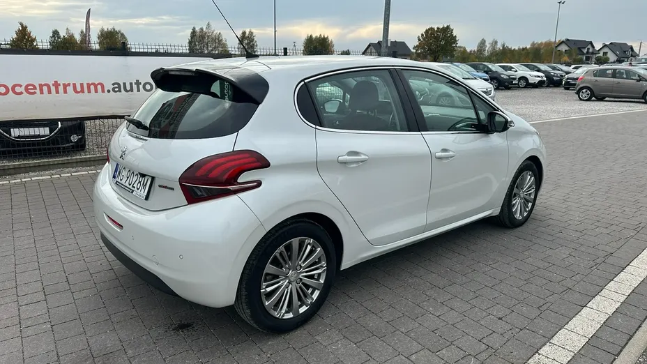 PEUGEOT 208 -