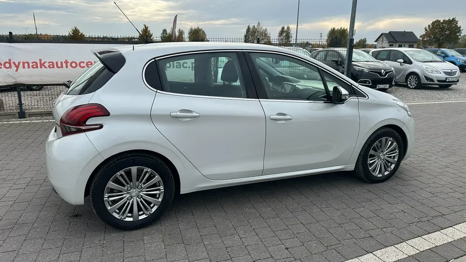 PEUGEOT 208 -