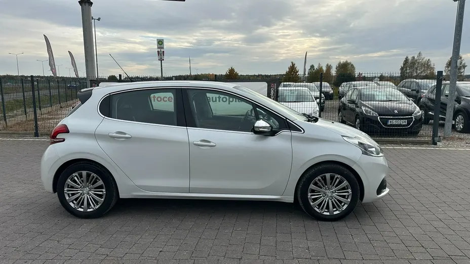 PEUGEOT 208 -