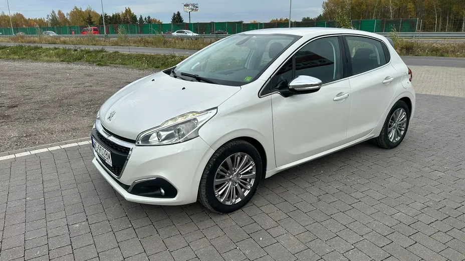 PEUGEOT 208 -