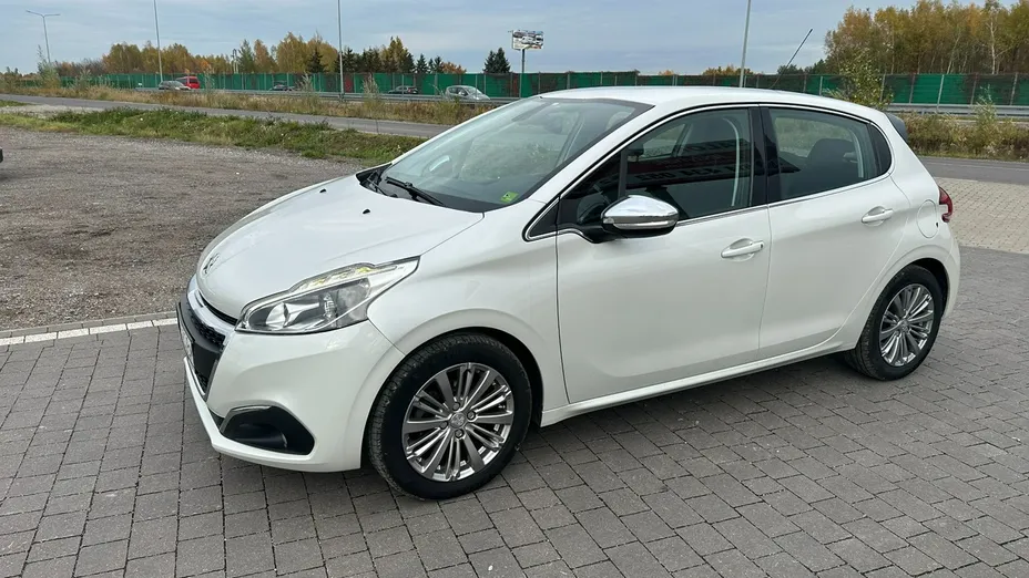 PEUGEOT 208 -