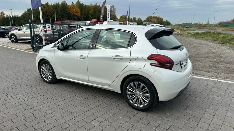 PEUGEOT 208 -