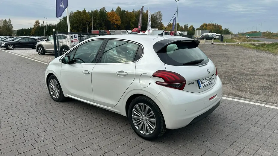 PEUGEOT 208 -