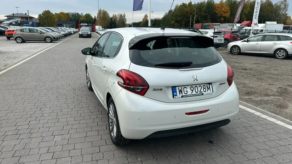 PEUGEOT 208 -