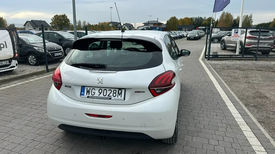 PEUGEOT 208 -