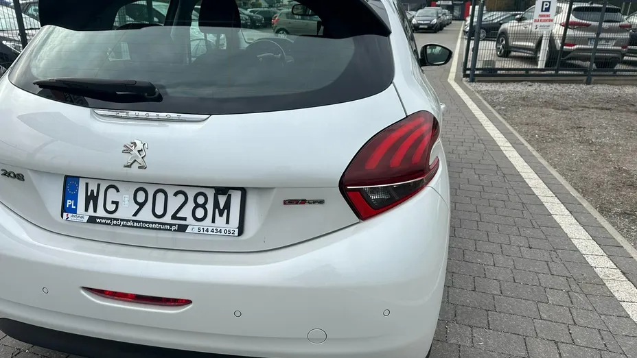 PEUGEOT 208 -