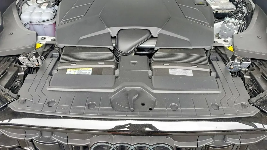 AUDI Q8 -