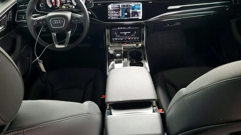 AUDI Q8 -