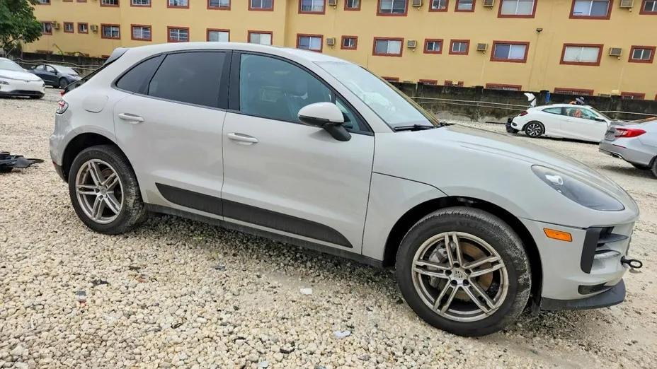 PORSCHE Macan -