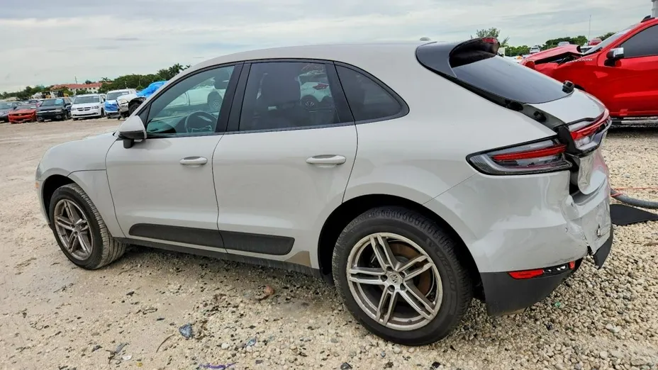PORSCHE Macan -