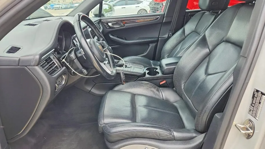 PORSCHE Macan -