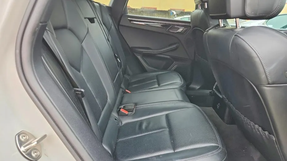 PORSCHE Macan -