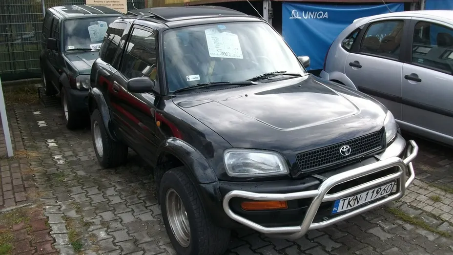TOYOTA RAV4 -