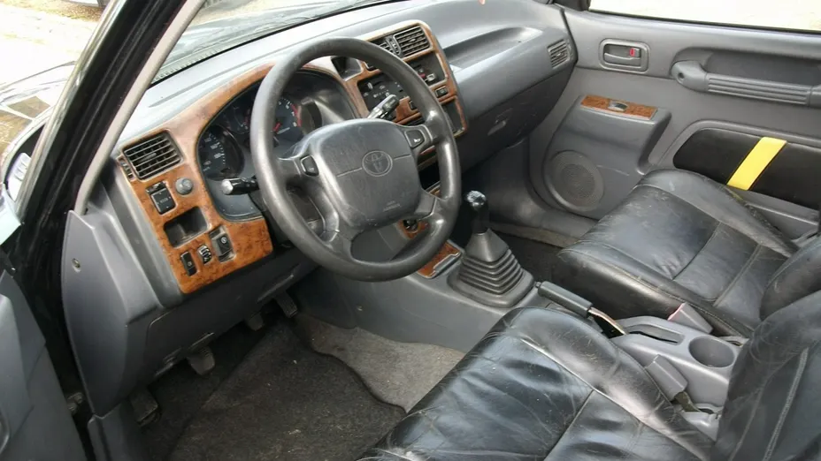 TOYOTA RAV4 -