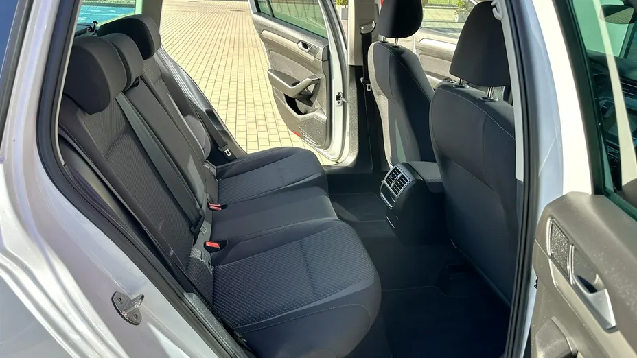 VOLKSWAGEN Passat -