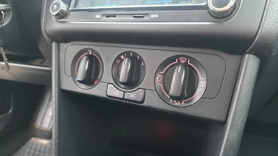 VOLKSWAGEN Polo -