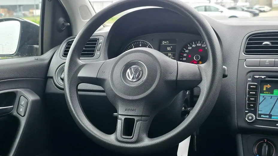 VOLKSWAGEN Polo -
