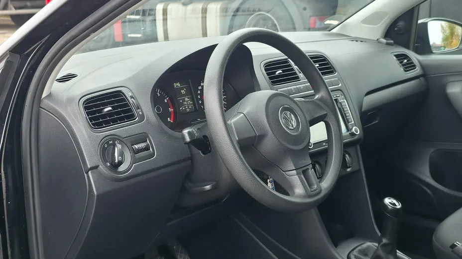VOLKSWAGEN Polo -