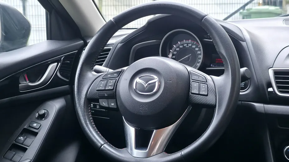 MAZDA 3 -