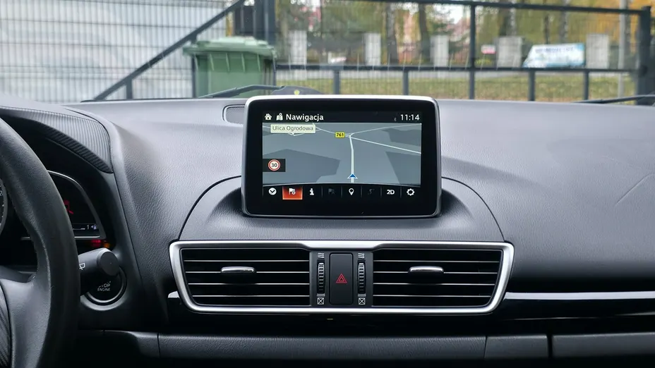 MAZDA 3 -