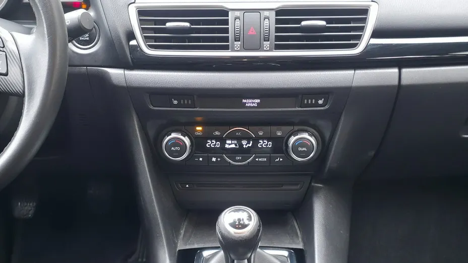 MAZDA 3 -