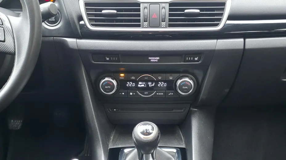 MAZDA 3 -