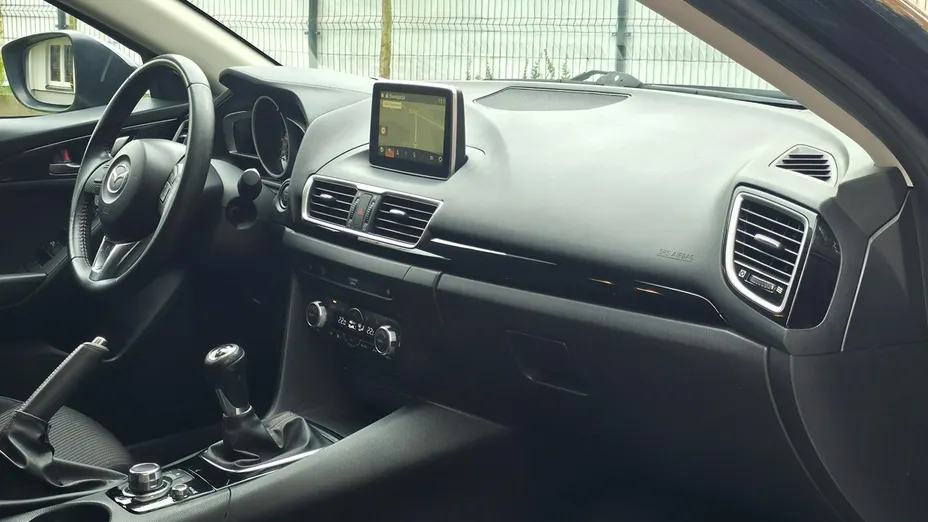 MAZDA 3 -
