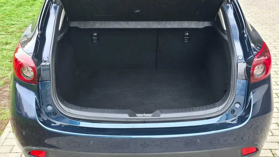 MAZDA 3 -